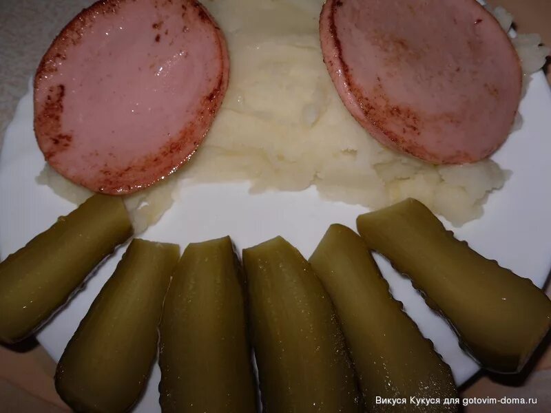 Картофельное пюре с колбасой. Пюре с колбасой. картофельное пюре с жареной колбасой. сардельки с пюре.