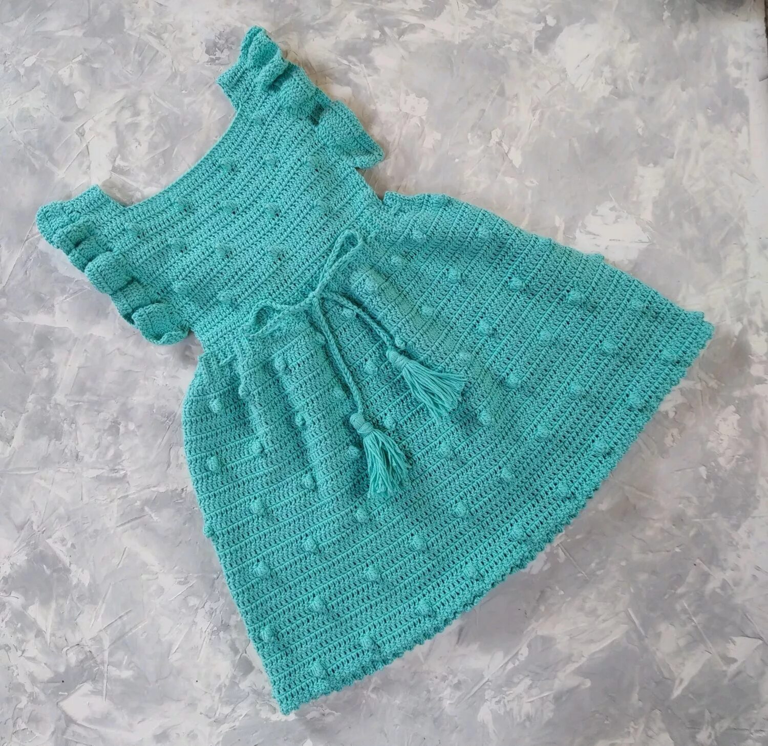 Вязаное платье для девочки. Вязаный сарафан для девочки. Вязаные детские сарафаны. Вязаные сарафанчики девочкам. Детские вязаные сарафанчики.