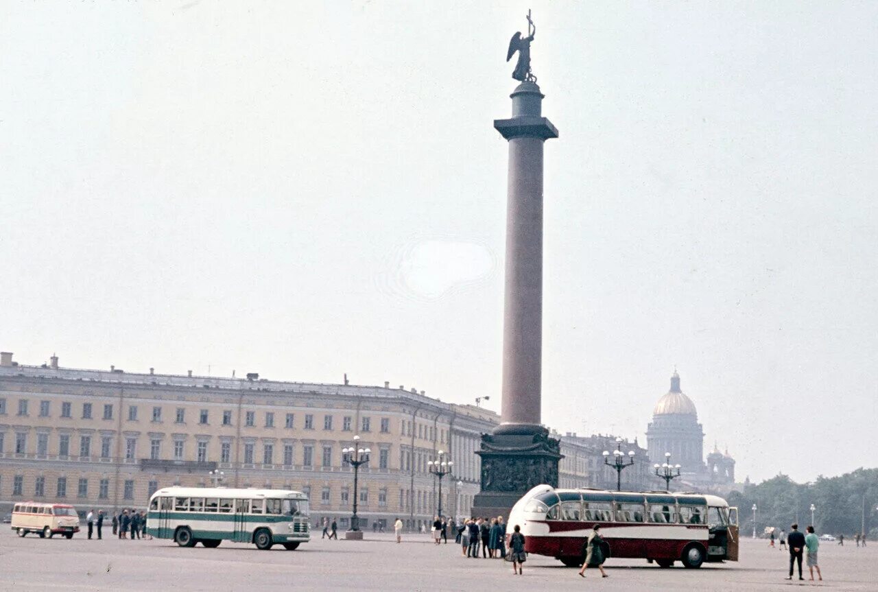 Ленинград Дворцовая площадь 1960. Ленинград Дворцовая площадь СССР. Дворцовая площадь Ленинград 1985 г. Дворцовая площадь 1970 год Питер. Страна с городом ленинградом