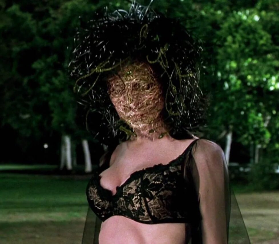 Лара флинн бойл серлина живот гиф. Serleena eats. Люди в черном с пузом. Люди в черном с пузом. Код 264 фильм.