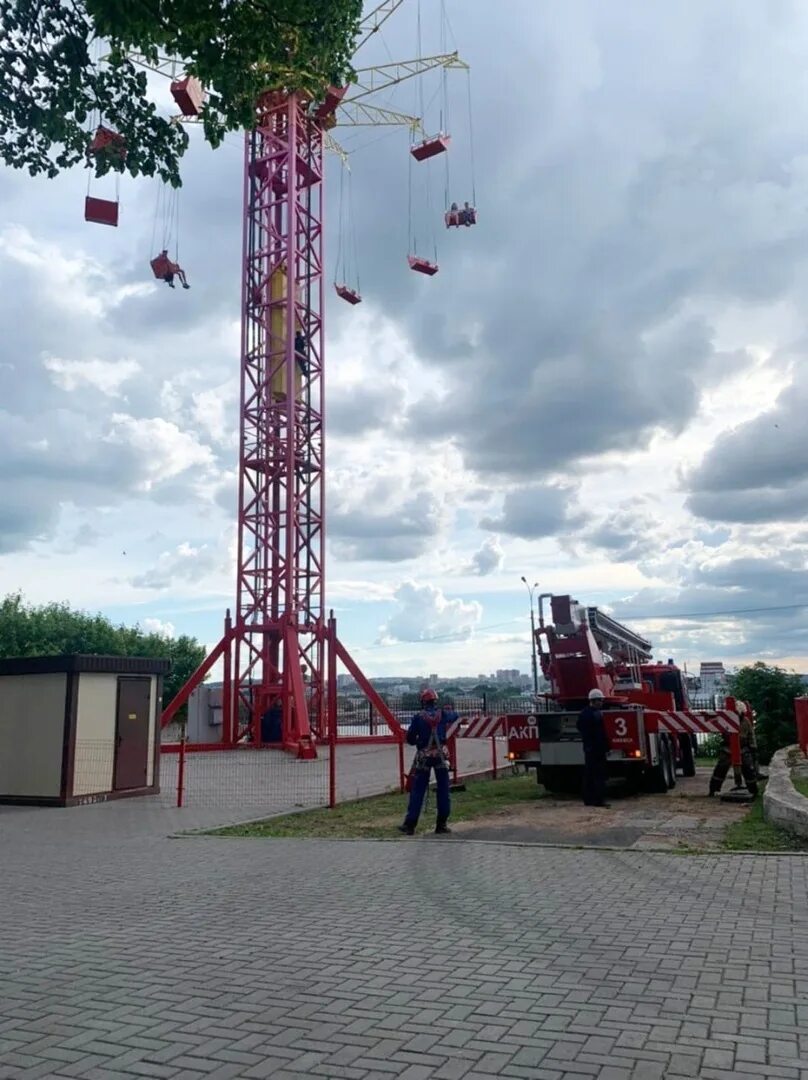 Парк горького ижевск аттракцион тополь. Аттракцион тополь ижевск. Парк горького ижевск аттракционы. В ижевске на аттракционе отстегнулся ремень. В ижевске на аттракционе отстегнулся ремень.