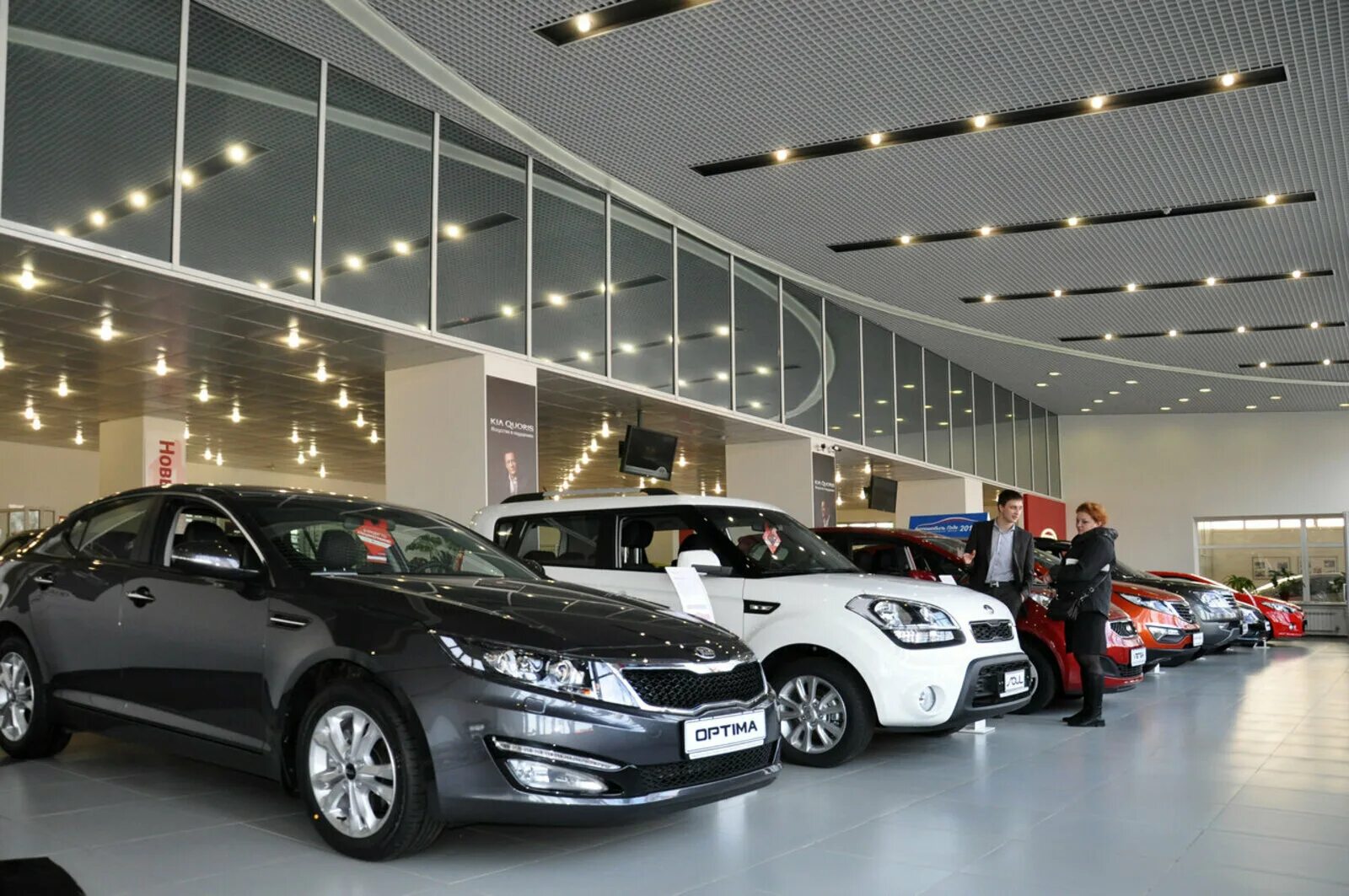 Авто ру москвы новые автомобили. Kia Salon Uzbekistan. Kia Uzbekistan 2022. Kia Motors Uzbekistan avtosalon. Машины в автосалоне.