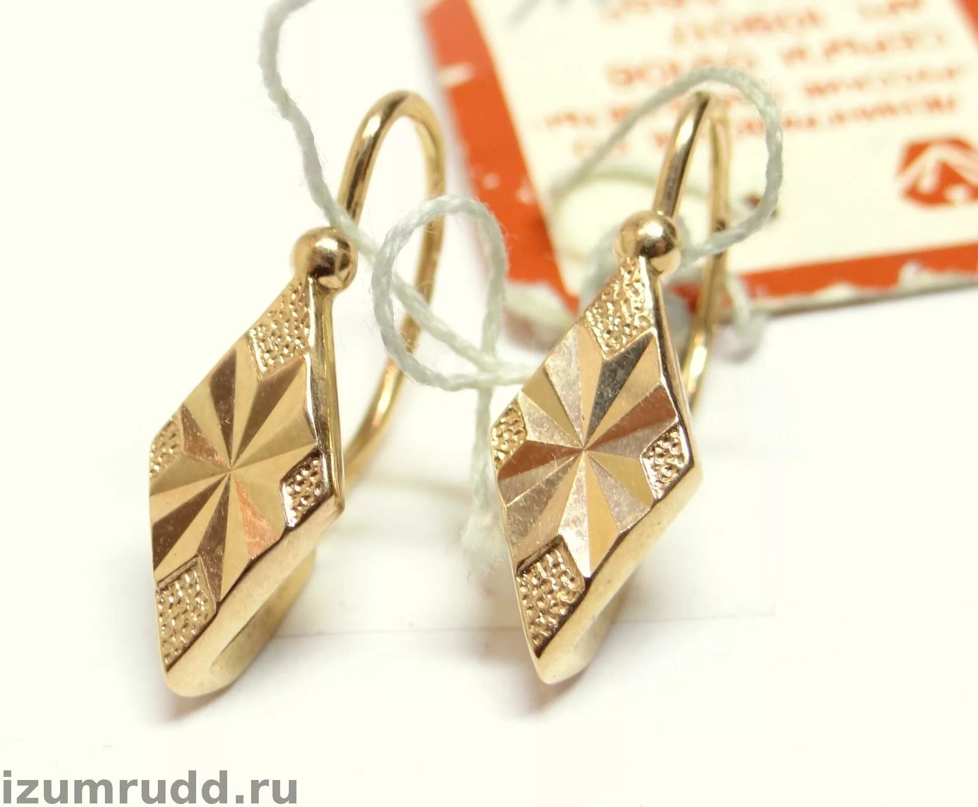 серьги 585 проба ромбики. серьги золотые ромбики 585. серьги золотые ромбики 585. золотые серьги ромбики с алмазной гранью. серьги золото 585 ромбик.