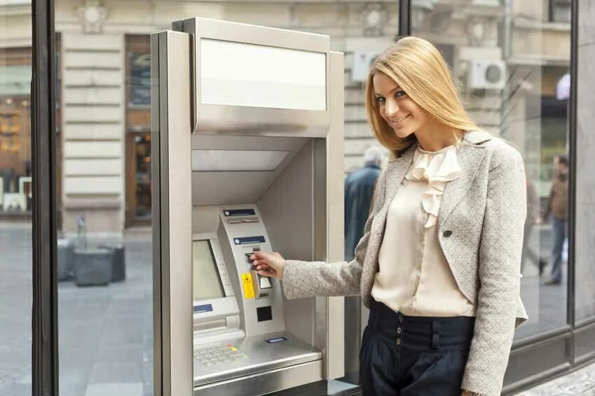 Девушка возле банкомата. Девушка с терминалом. Фотосессия около банкомата. Женщина в банк.