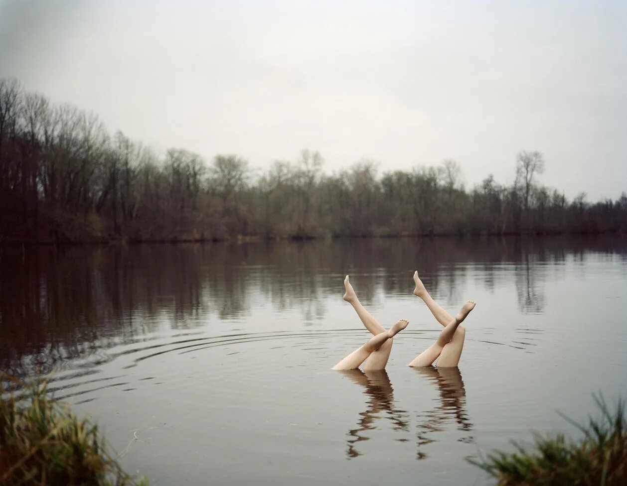 Ноги в озере. Купание на речке. Фотосессия на озере. Фоточки на озере.