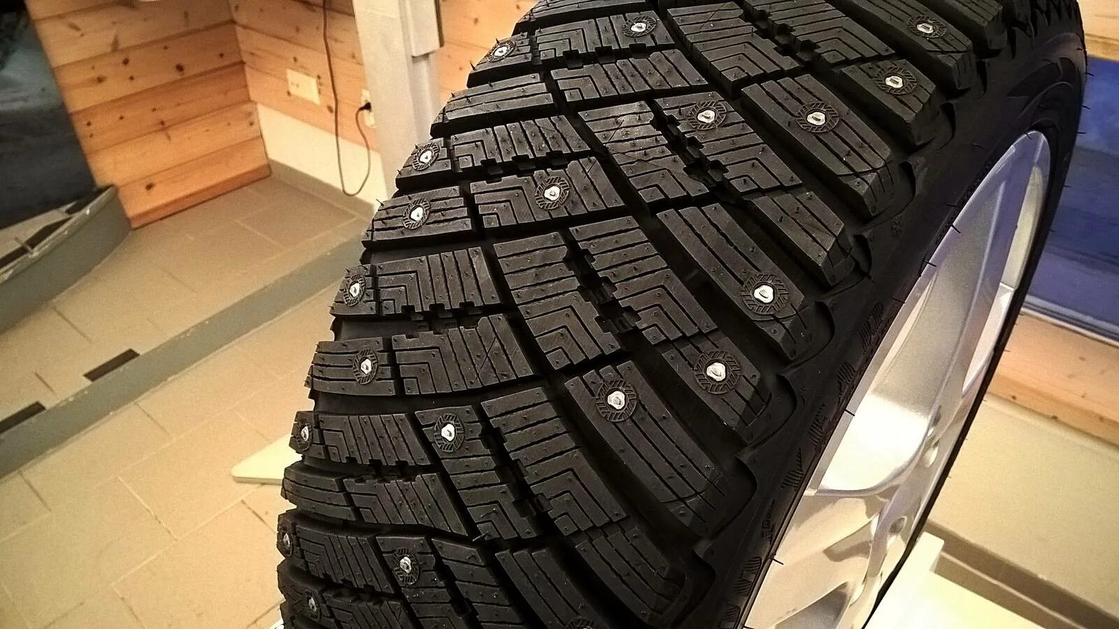 Лучшая резина шипы. Гудиер шины липучка. Goodyear ULTRAGRIP Ice Arctic. Резина Goodyear зимняя шипованная. Шипованная резина и липучка.