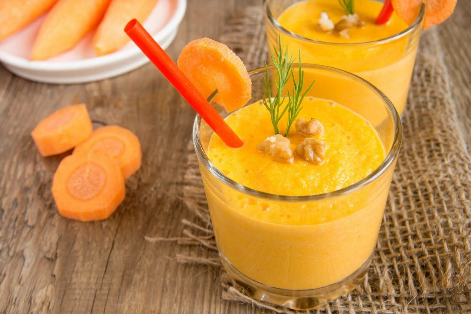 Смузи с апельсином рецепты. Морковно-манговый смузи. Смузи манго морковь. Смузи морковь банан яблоко. Морковный смузи с яблоком и апельсином.