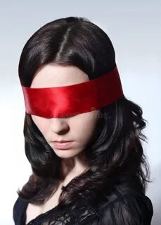 Она с завязанными глазами