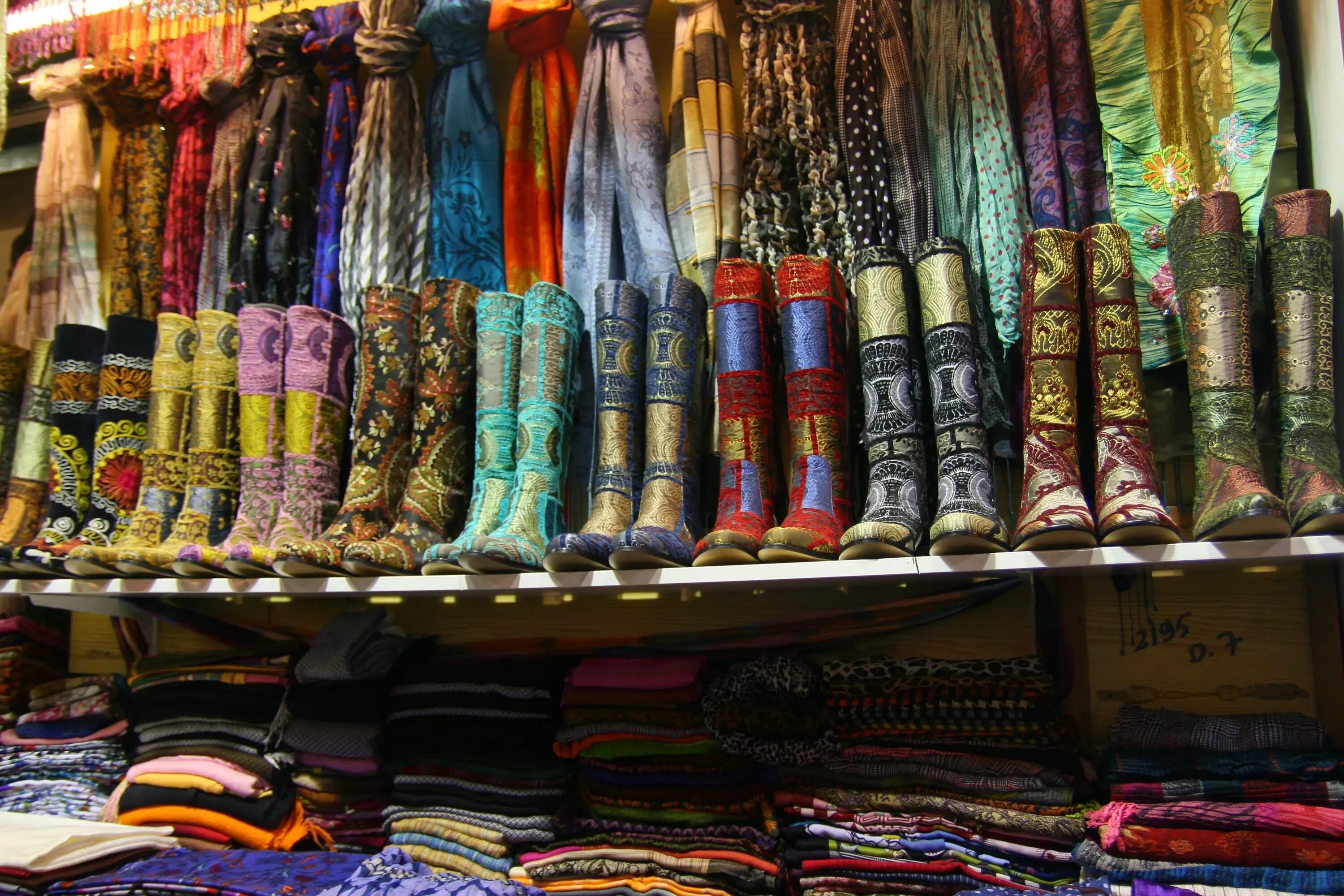 Где купить турецкие. Гранд базар Турция. Стамбул рынок одежды. Рынок тканей в Турции. Стамбул рынок тканей.