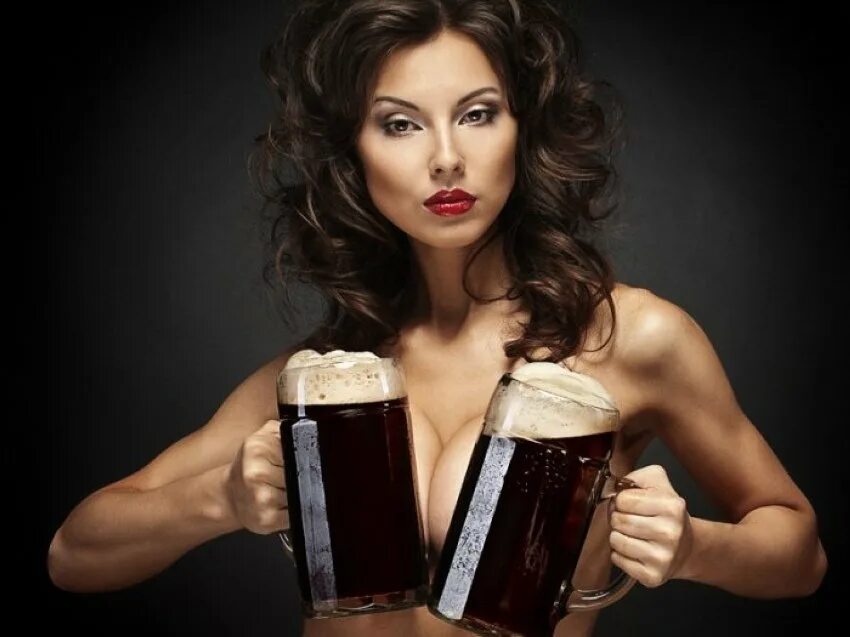 Пиво и телки. Красивая девушка с пивом. Брюнетка с пивом.