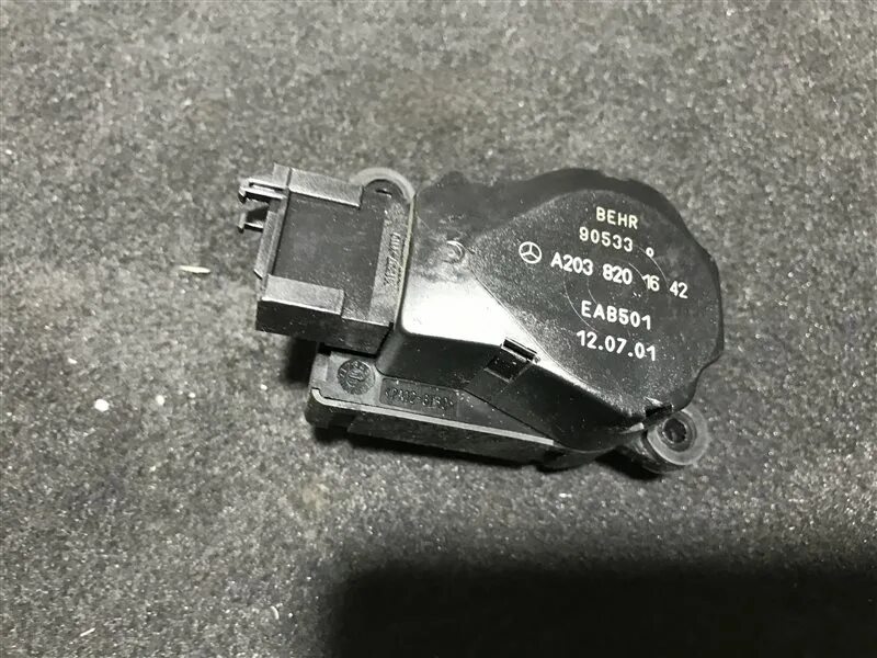 8 двигатель. Сервопривод мерседес. Заслонка впускного коллектора мерседес е 212, 3,5. Привод заслонки отопителя mercedes w203. Сервопривод мерседес.