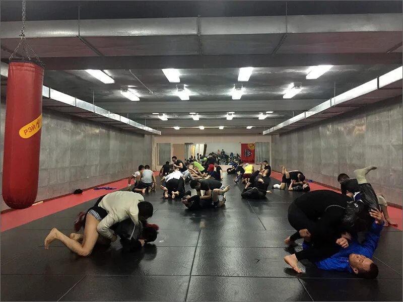 Бойцовский ринг. Московские бойцовые клубы. Бойцовский клуб на авиамоторной. Луначарского 18 тюмень зал единоборств. Космическая 16а кемерово мма.