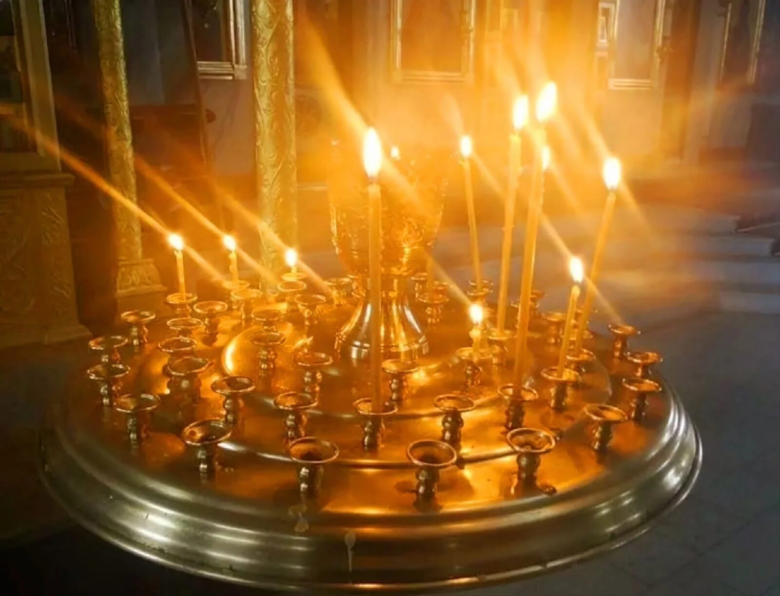 Христианство свечи. Подсвечник в храме. Потухла свечка в церкви. Приметы если в церкви упала свеча. Свечка церковная.