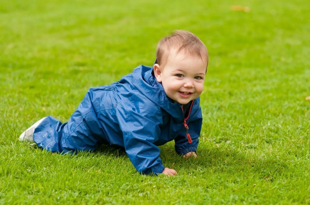 Ребенок 3 года прогулки. Дождевик hippychick. 3 летний ребенок. 3 года мальчику. 2 летний ребенок.