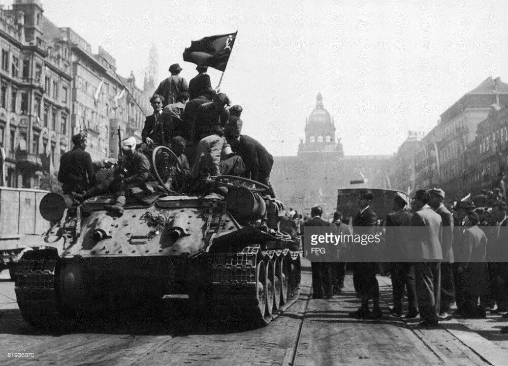 Операция в чехии. Пражская операция 1945 освобождение чехословакии. конев в праге 1945. советские войска в праге 1945. 6 мая 1945 года пражская операция.