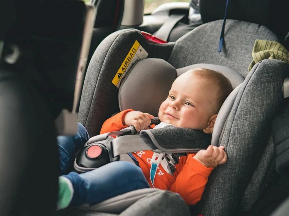 Автокресло должно быть. Детское кресло в такси. Детское кресло маленький пассажир. Автокресло в такси. Детское кресло для новорожденных в такси.