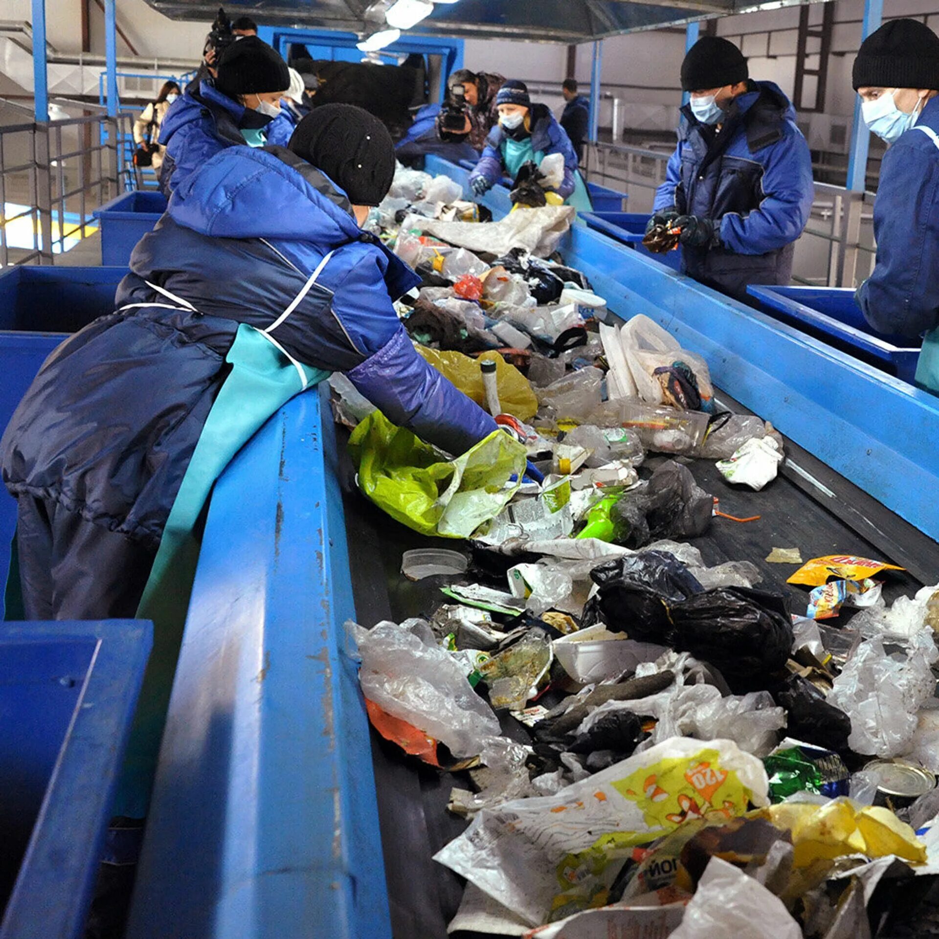 Обработка тко. Переработка мусора. Утилизация мусора в России. Переработка биомусора. Сортировка отходов на заводе.
