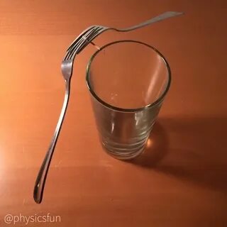 Две вилки на столе
