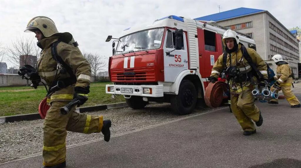 Пожарная охрана это. Пожарная охрана МЧС. Пожарная охрана России МЧС России. МЧС России подразделения пожарной охраны. Сотрудник пожарной охраны.