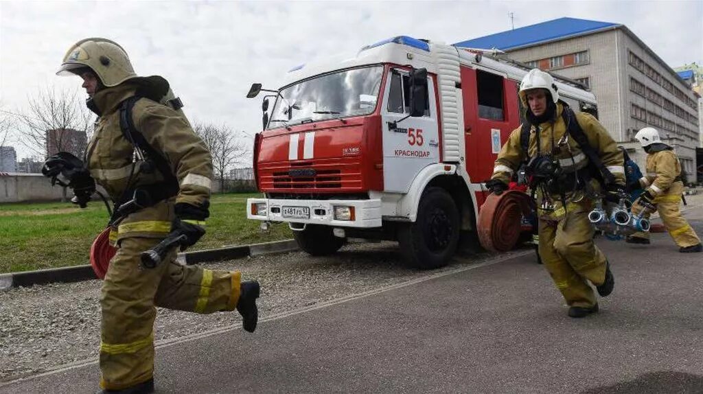 Установка пожарной охраны. Пожарная служба. Пожарная охрана. Пожарный МЧС. Пожарная служба МЧС.