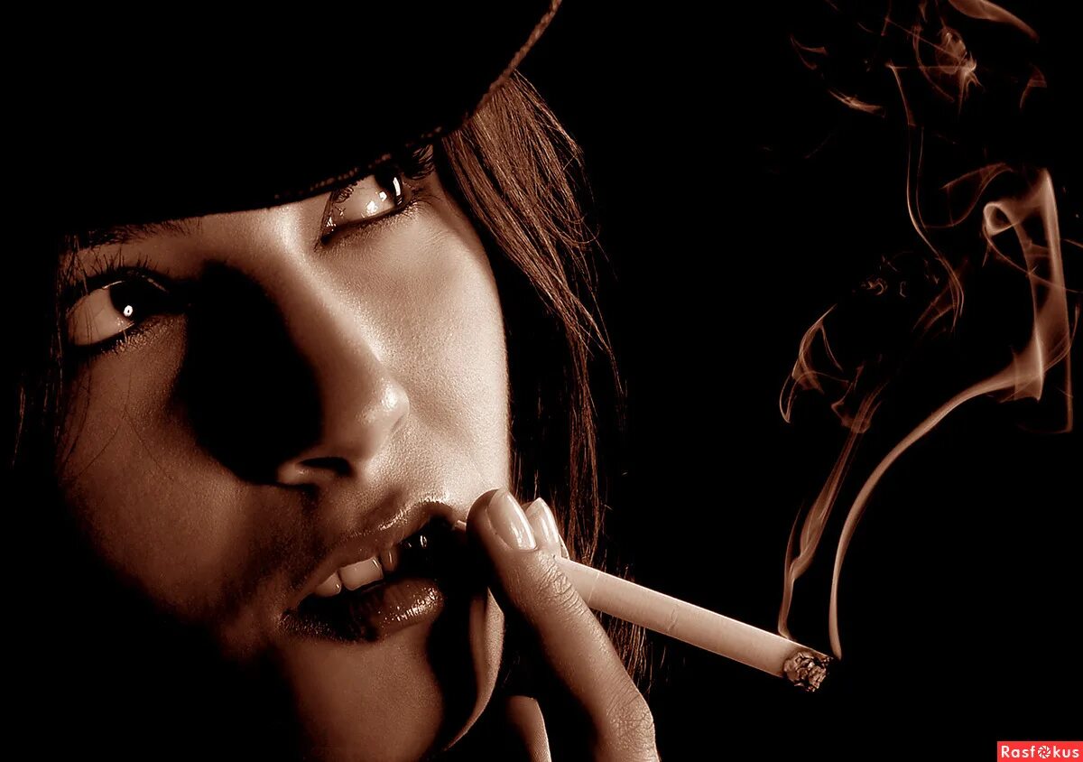 Где дым сигарет с ментолом. Девушка с сигаретой с ментолом. Фотопортреты с сигаретой. Дым сигарет с ментолом картинки. Фотопортрет дым.