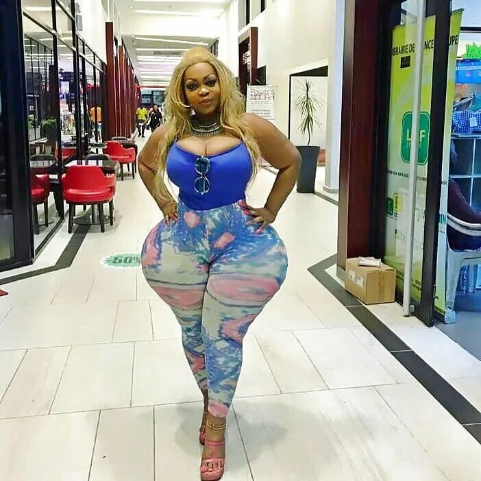 Ники минаж фигура. Самый большой попой ит в мире. Самые большие ягодицы в мире. Модель плюс-сайз юдокси яо. Самый большой попой ит в мире.