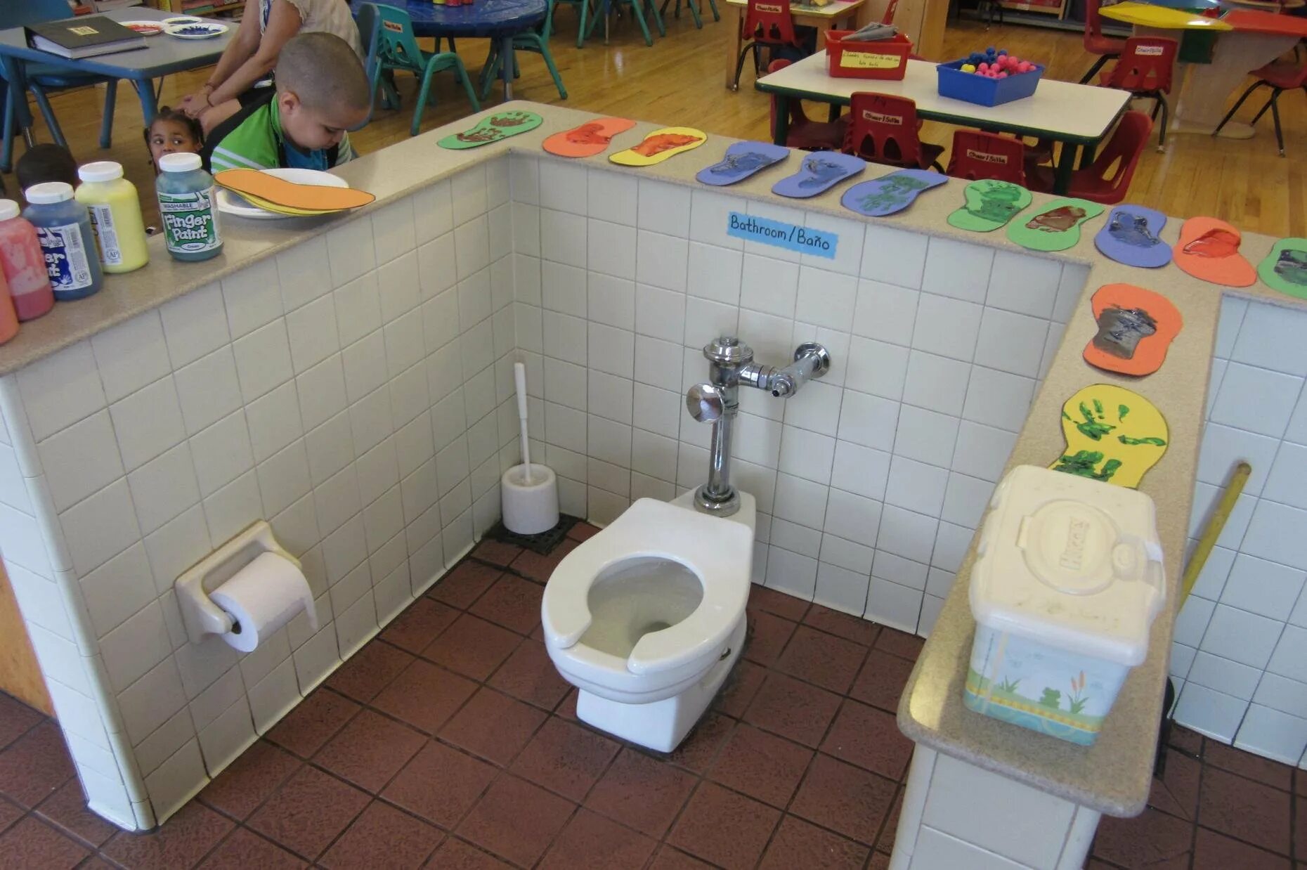 Девочка в туалете. Унитазы в садике. Унитазы в детском саду. Садике девочка туалет. Санузлы в детских садах.