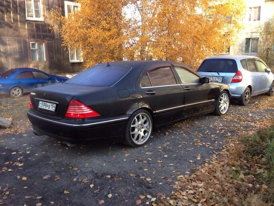 Диски амг на мерседес 220. W220 колеса. W220 колеса. Mercedes w220 r20. Мерседес 220 на r20.