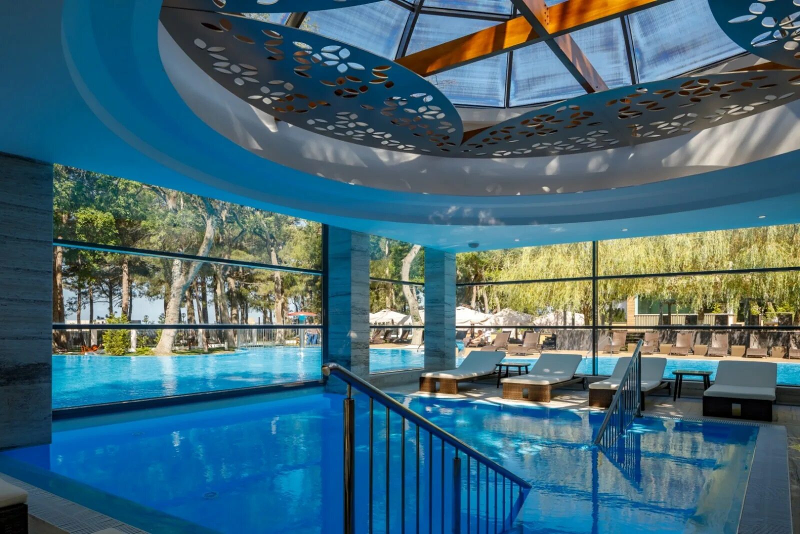 Бассейн с морской водой открытый. «Приморье Grand Resort Hotel» отель.