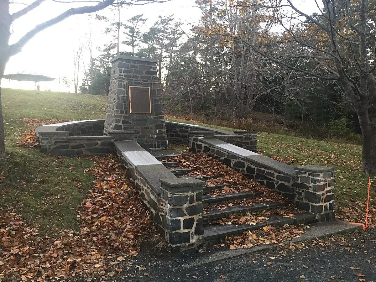 Памятник сс в канаде. Point Pleasant Park Галифакс. Памятник СС В Бельгии. Point Pleasant поинт Плезант.