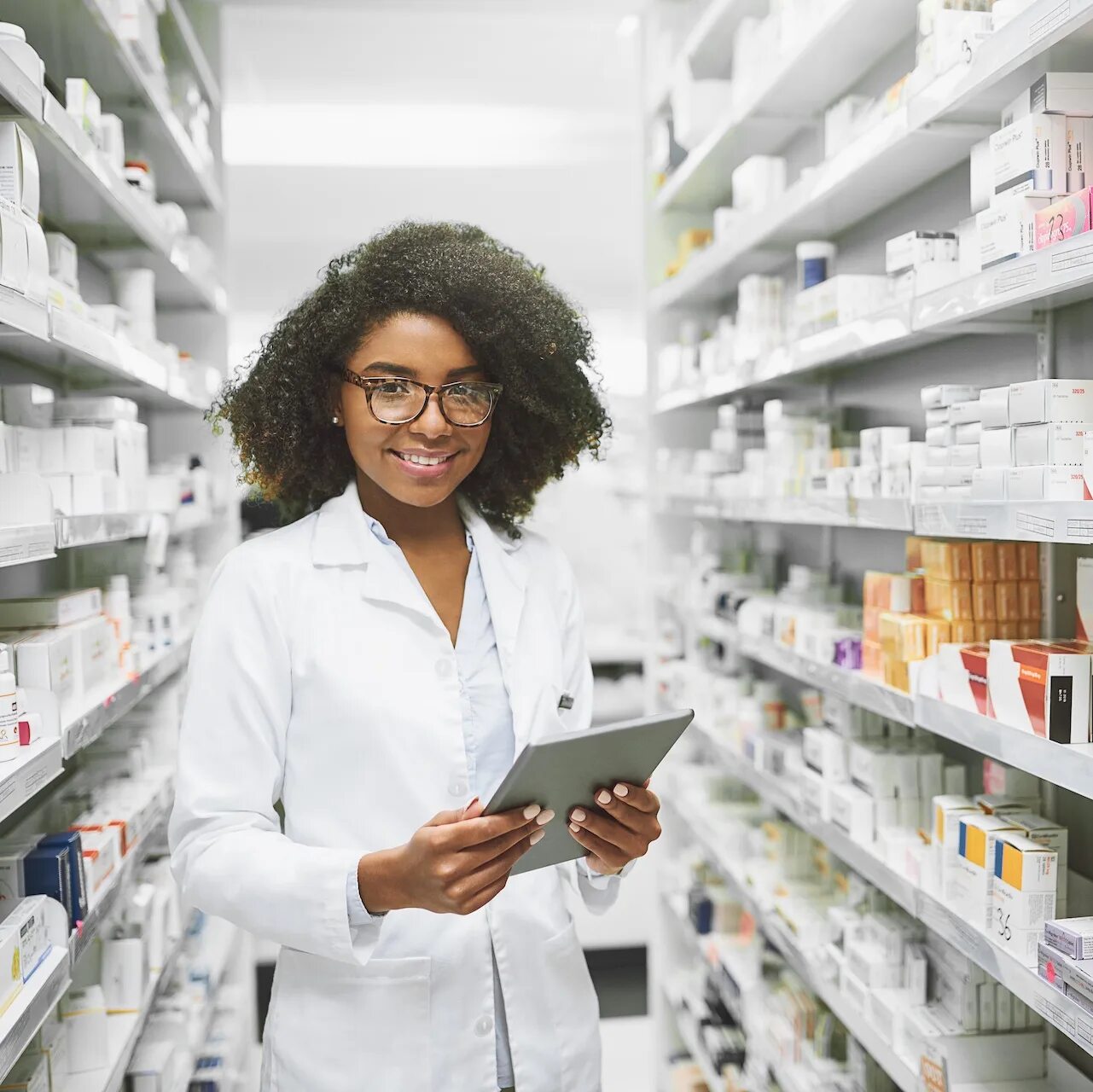 Девушка фармацевт. Фармацевт где. Внешний вид аптеки. Фармацевт продает лекарства. Фармацевт где.