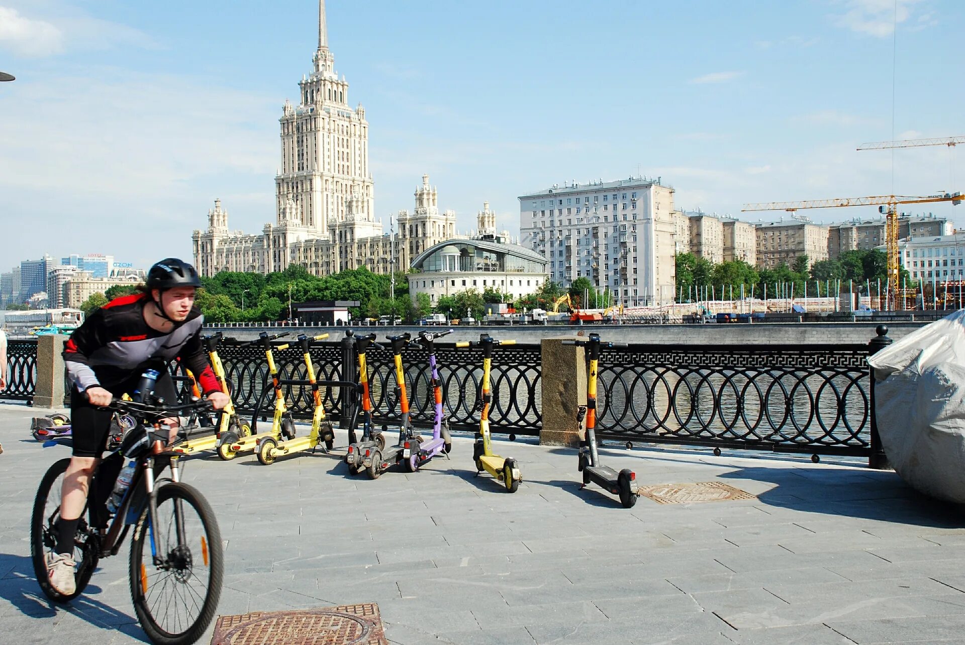 Где можно взять велосипед. Велосипедисты. Велосипедист фото. Велосипедная зона в Москве. Бесплатный велосипед.