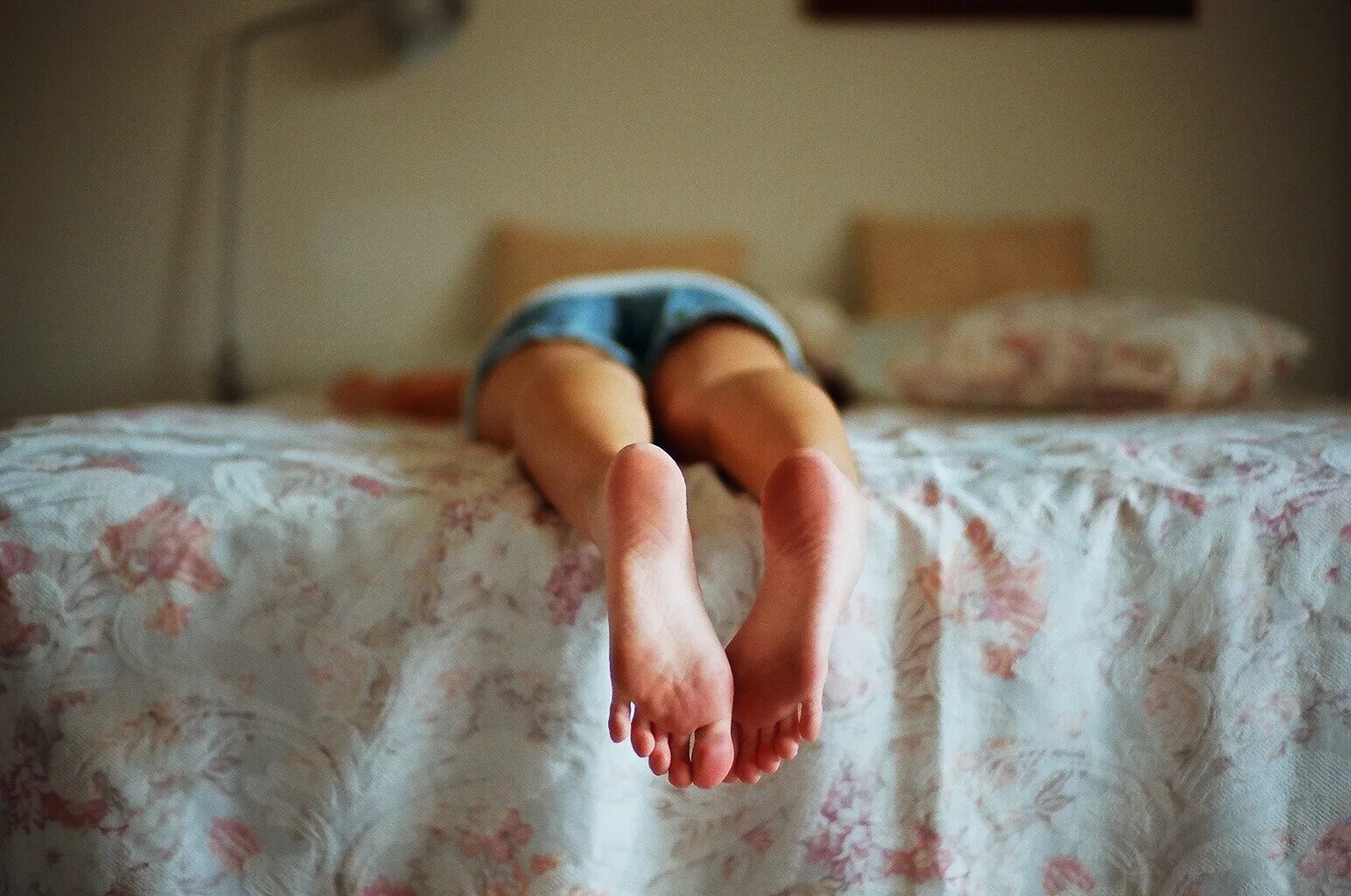 Уставшая девушка в кровати. Уставшие ноги. Уставший в кровати. Уставшая девочка.