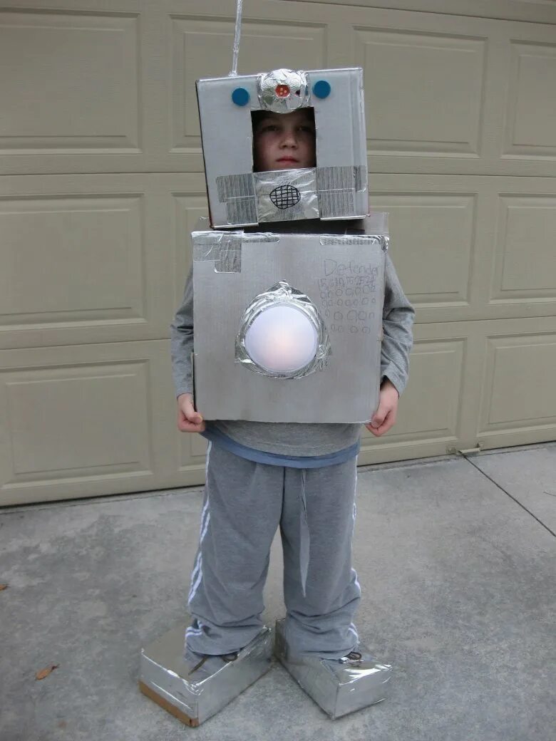 Игра костюм робота. Костюм робота. Костюм робота для мальчика. Костюм робота из коробок. Робот костюм для ребенка.