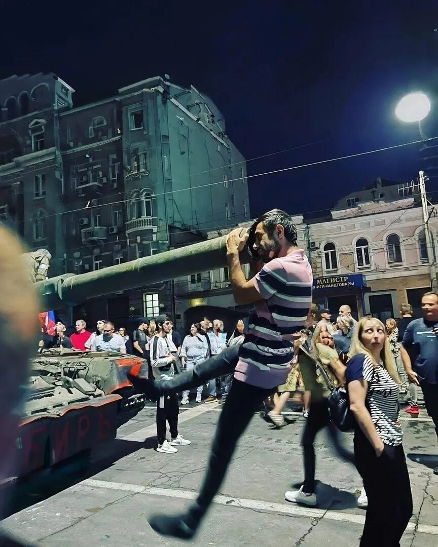 Лесенка 10 в подтягиваниях. Висит ростов. Висит ростов. Висит ростов. Ребенок висит на турнике.