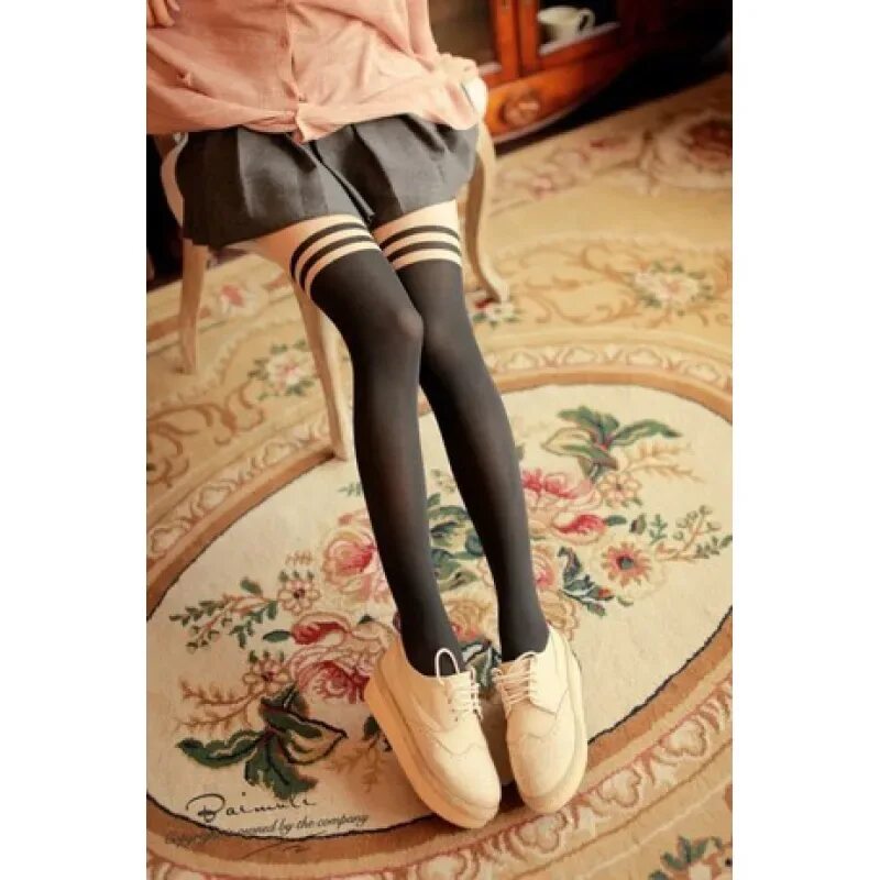 Носки поверх колготок. Носки на колготки сверху. Колготки в сеточку и носки. В носочках и колготках. В носочках и колготках.