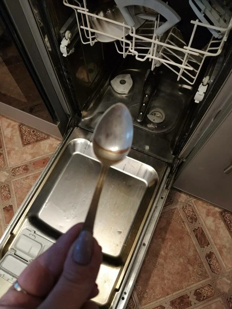 Почему посудомоечная машина стала. ПММ Kuppersberg 6078. ПММ бош средняя полка. Посудомоечная машина внутри. Кастрюля в посудомоечной машине.