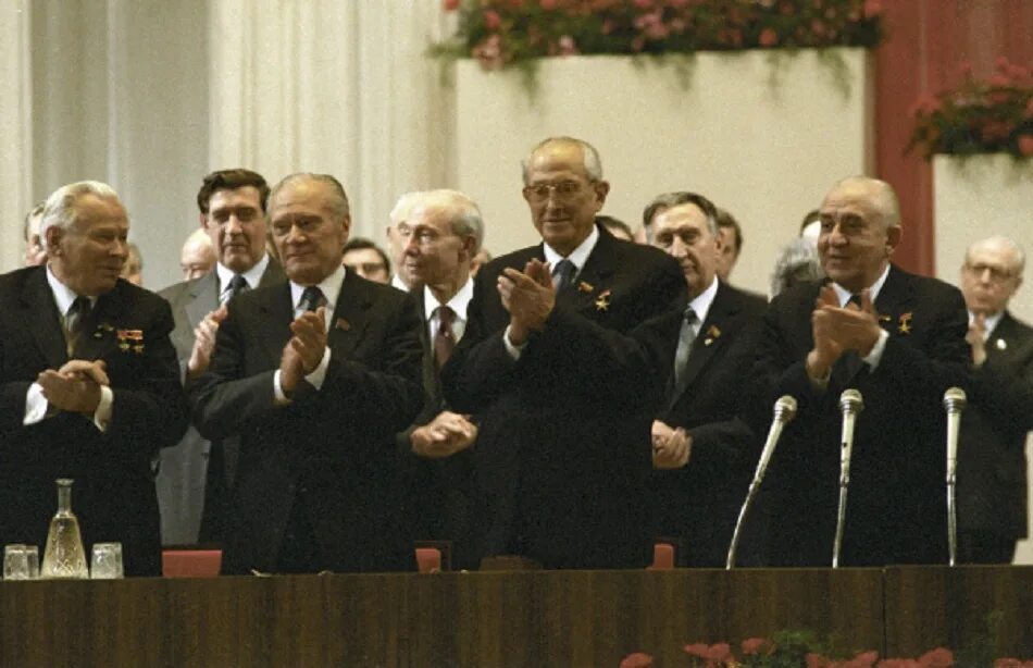 Бывший генсек цк кпсс. Президиум цк кпсс 1991. заседание цк кпсс 1982. андропов политбюро.