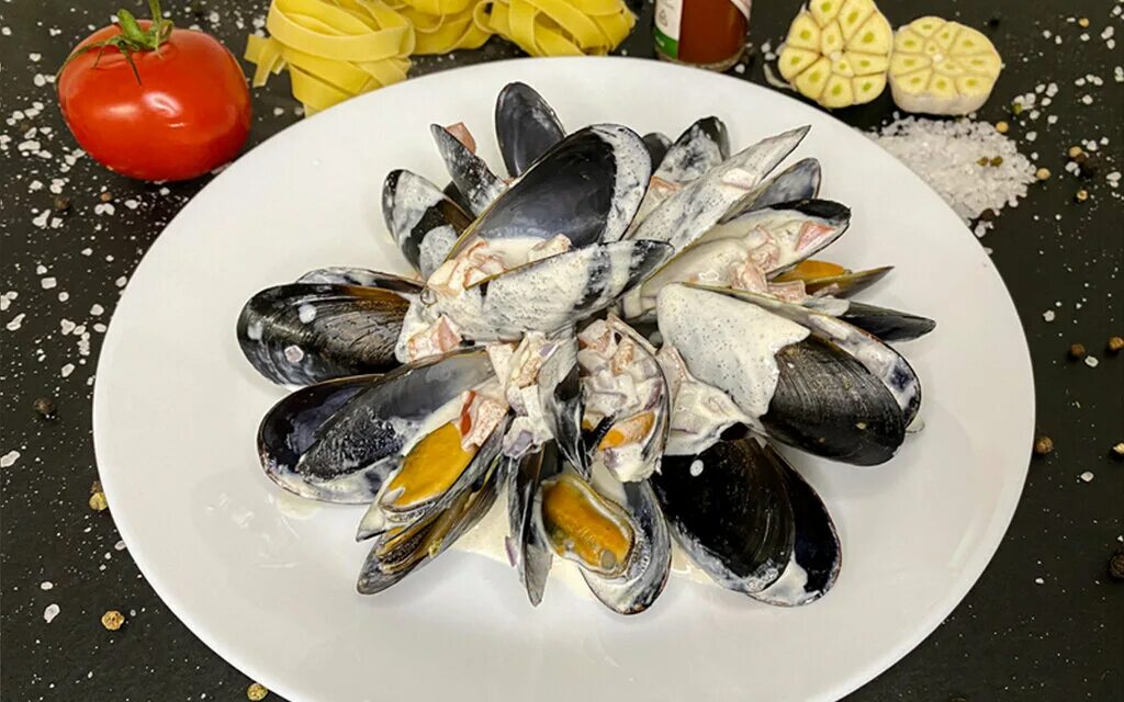 кокосовое молоко для том ям. тайские мидии. мидии в азиатском стиле. мидии в кокосовом молоке. мидии в тайланде.