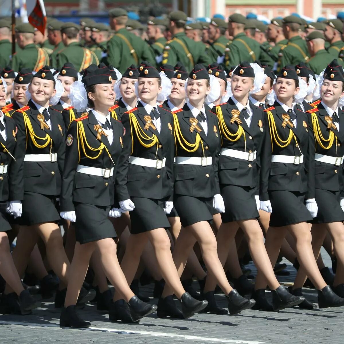 Девушки на параде. Женский военный парад. Девушки военные на параде. Военная женская форма.