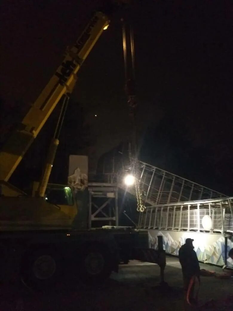 В каком городе рухнул мост. В екатеринбурге обрушился мост. обрушение моста в екатеринбурге. упал мост в екатеринбурге. обрушился пешеходный мост пермь екатеринбург.