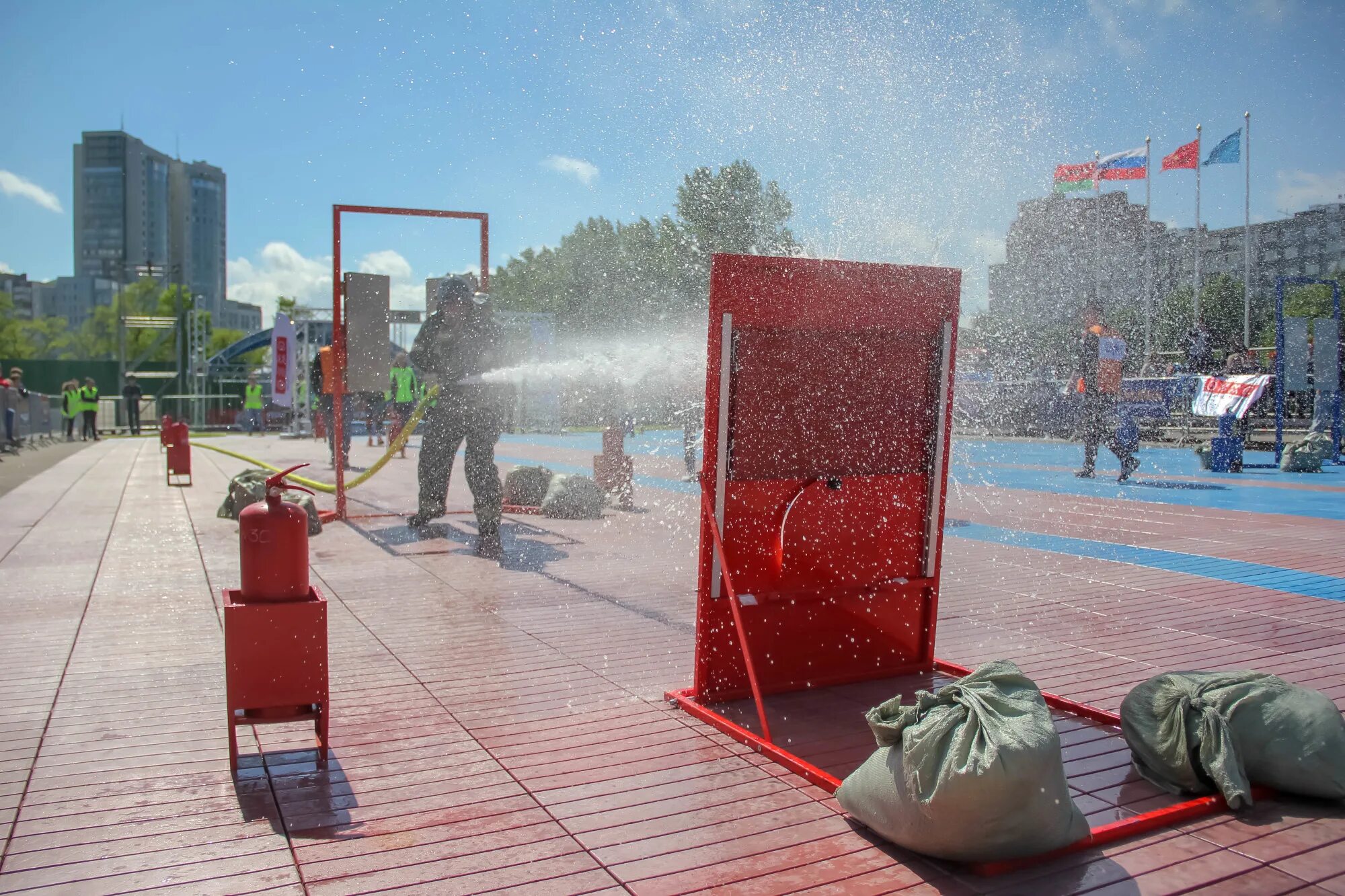 Пожарный наш герой. Где расположен бульвар имени пожарного героя. Парк пожарных. Где расположен бульвар имени пожарного героя. Парк героям пожарникам в спб.