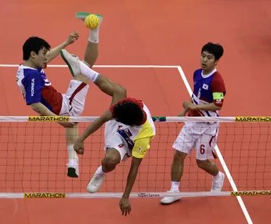 Спортивная игра в мяч через сетку