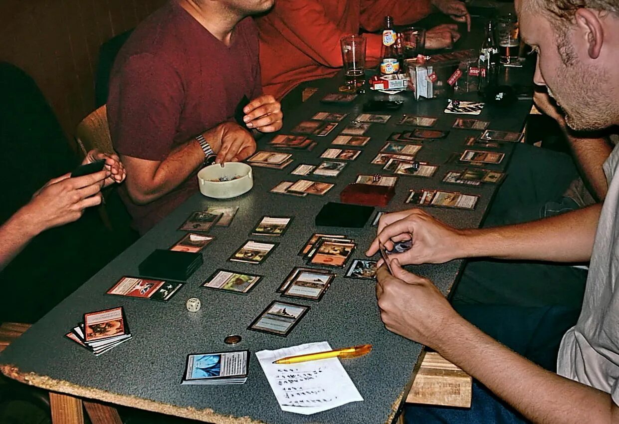 Cards playing games. Magic the Gathering игра. Карточная игра Magic the Gathering. Игра Мэджик Газеринг. Magic the Gathering игроки.