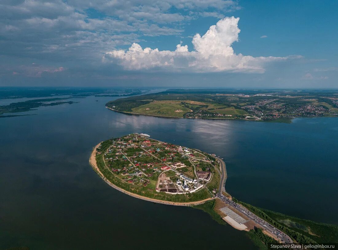 Свияжск где находится. Свияжск остров-град. Остров град Свияжск Татарстан. Остров Свияжск достопримечательности. Свияжский остров Казань храм.