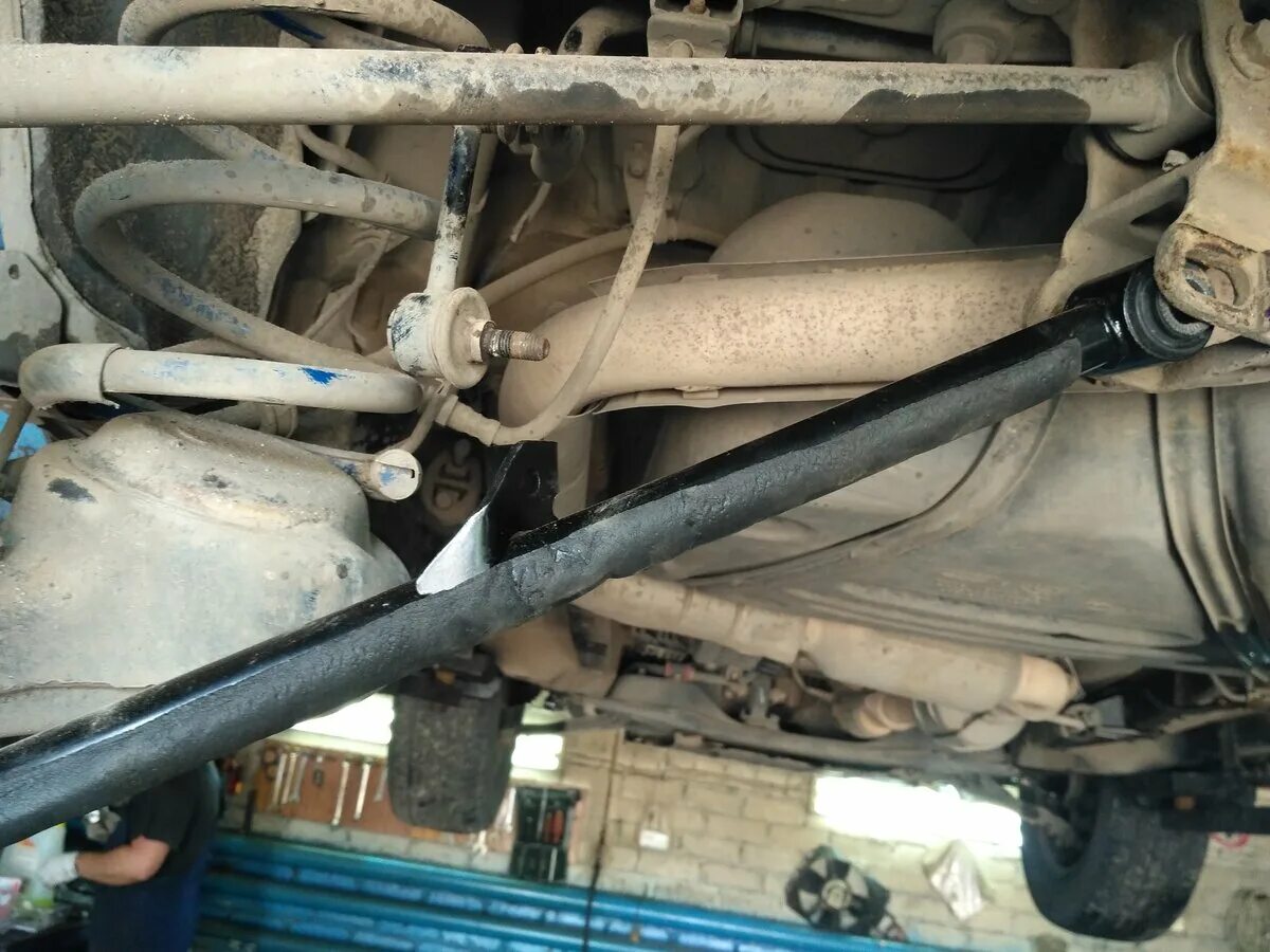 Чери тигго стук. Чери тигго 5 крестовина рулевого вала. Чери тиго на подъемнике. Шаровая чери тигго т11. Тигго 5 крестовина рулевого вала.