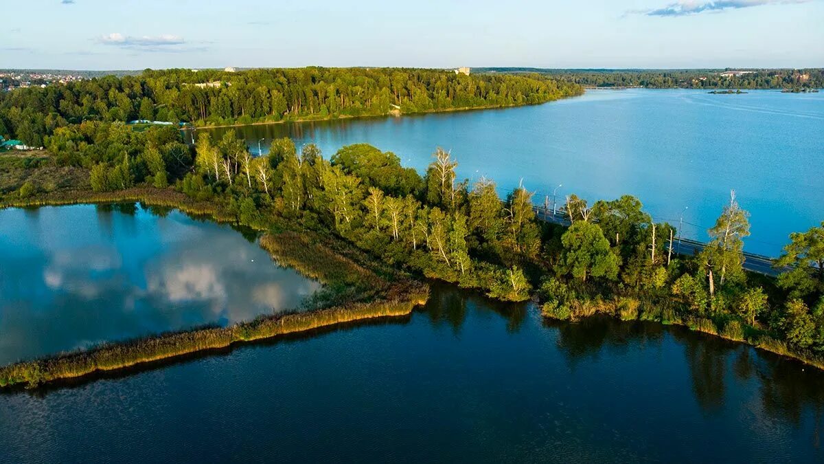 Озеро Сенеж Подмосковье. Озеро Сенеж (Сенежское водохранилище). Сенеж Солнечногорск. Набережная озера Сенеж Солнечногорск. Водохранилище где отдохнуть