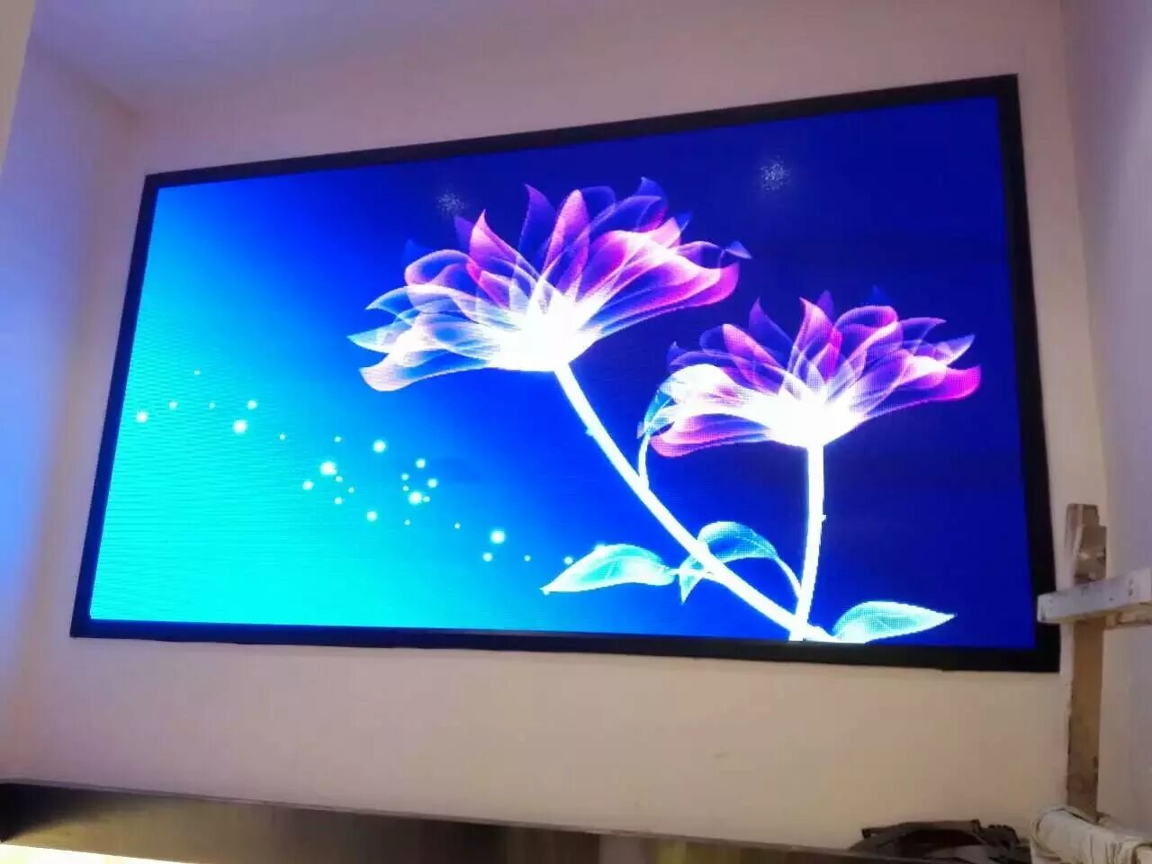 Светодиодная рекламная панель. Рекламные панели LCD. Монитор на стене. Экран на стене.