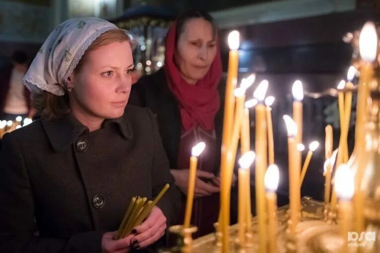 Бабушка в церкви. В церковь в шапке. Женщина в храме. Православный храм. Православная девушка в храме.