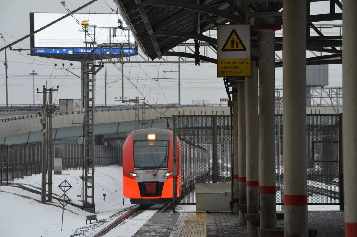 Мцк магадан. Мцк угрешская. мцк зима. ласточка мцк зима. платформа мцк зима.